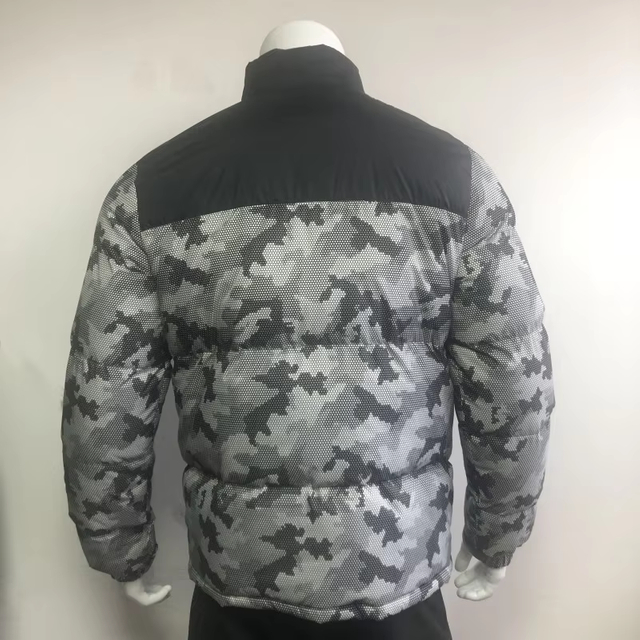 Chaqueta acolchada resistente al agua estampada para hombres