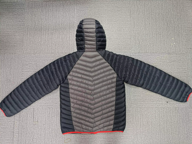 Última chaqueta de inhufador impermeable para hombres de nylon livianos personalizados.